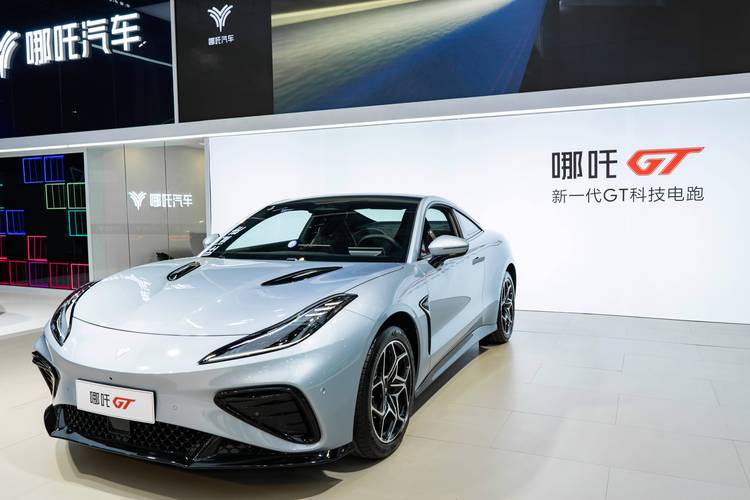 佛山284哪吒汽车在智能汽车领域的表现，领途汽车在新能源汽车市场中的影响力